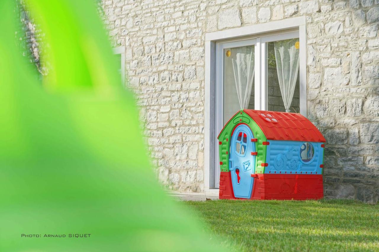 Gite Familial Ferme Des Aujes Falaen Onhaye Exterior foto